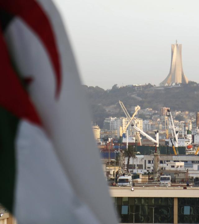 Blick auf die Stadt Algier, in Algerien, am 21.07.2025 mit dem „Memorial des Martyr“ und der algerischen Flagge.