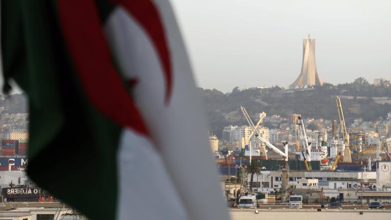 Blick auf die Stadt Algier, in Algerien, am 21.07.2025 mit dem „Memorial des Martyr“ und der algerischen Flagge.