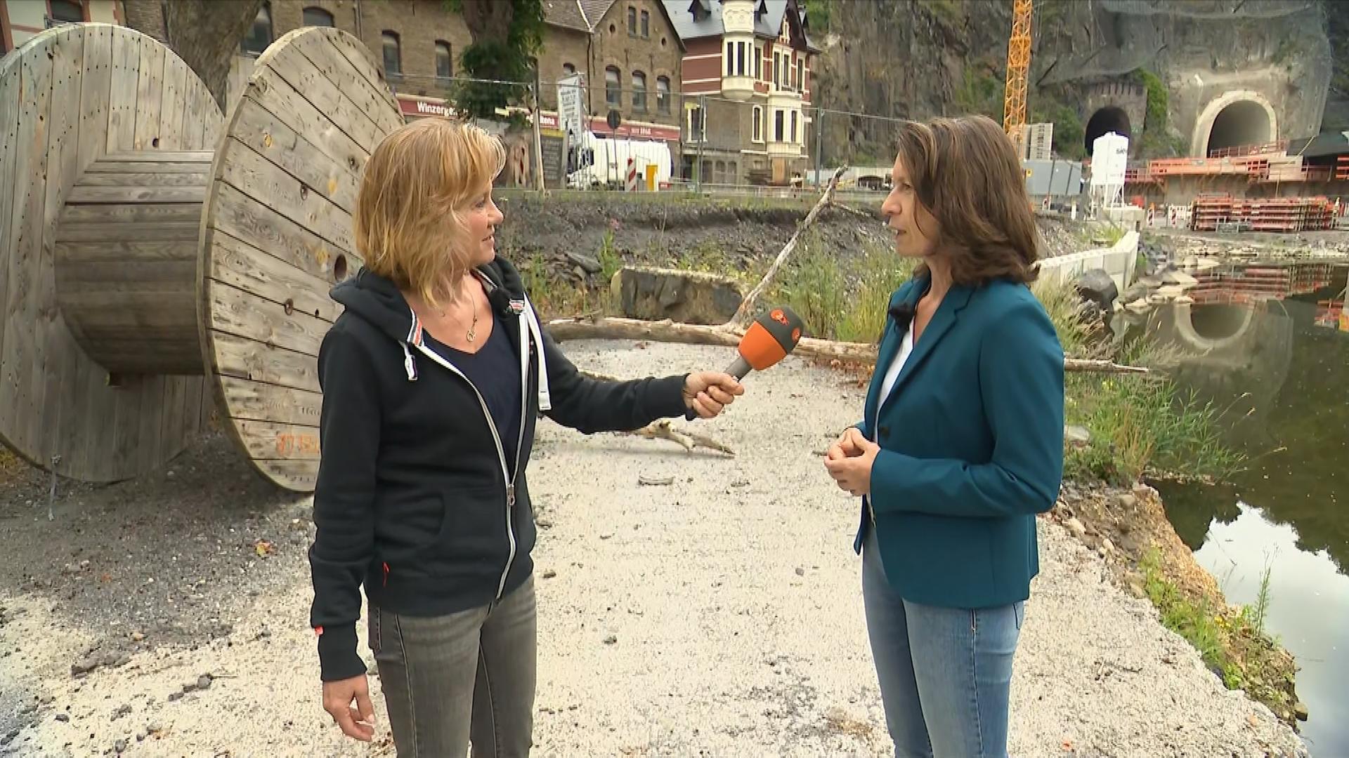 Cornelia Weigand und Christel Haas (links)