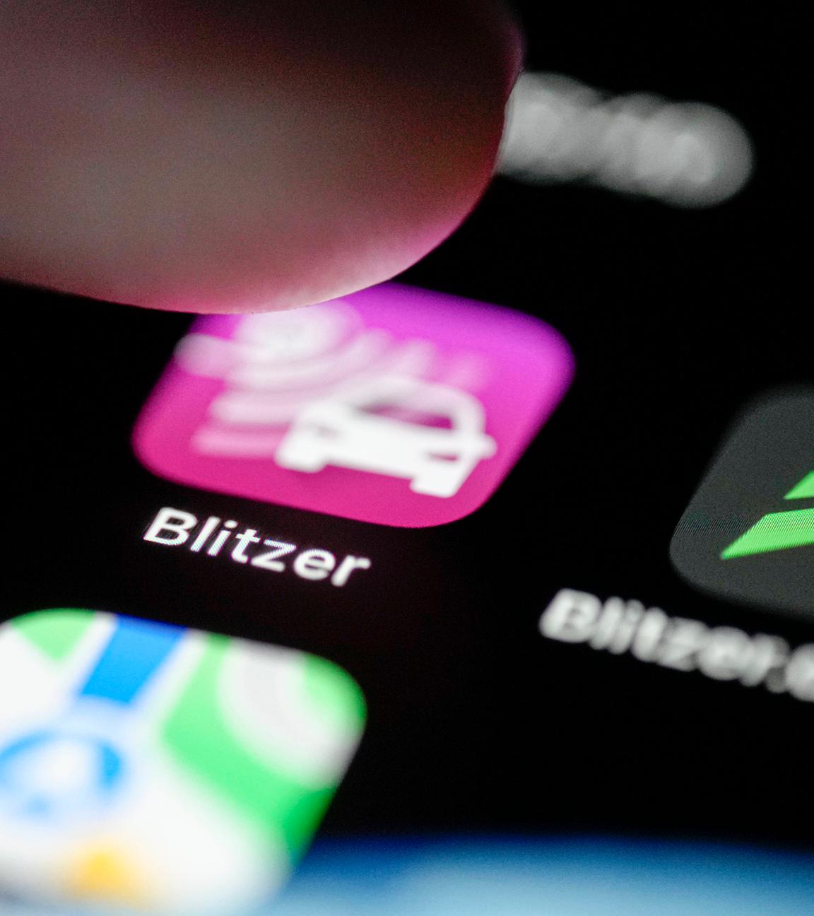 Handybildschirm, auf dem verschiedene Blitzer-Warn-Apps zu sehen sind