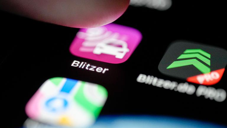 Handybildschirm, auf dem verschiedene Blitzer-Warn-Apps zu sehen sind