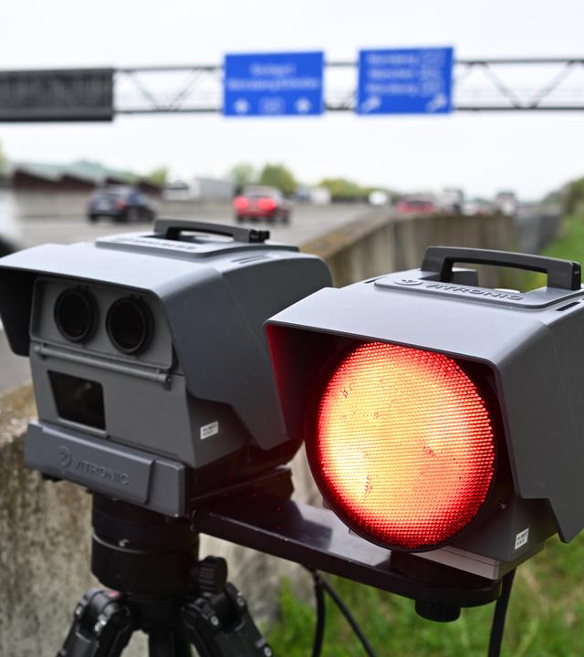 Baden-Württemberg: Weinsberg: Eine mobile Geschwindigkeitsmessanlage steht am Rand der A6.