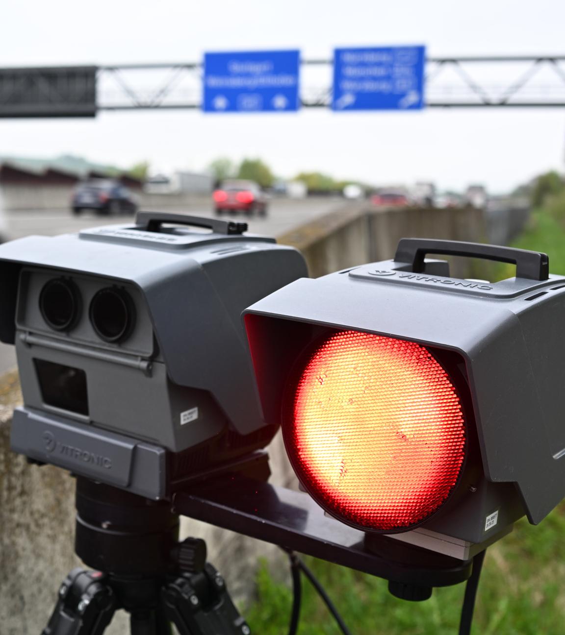 Eine mobile Geschwindigkeitsmessanlage der Autobahnpolizei Weinsberg steht am Rand der A6.