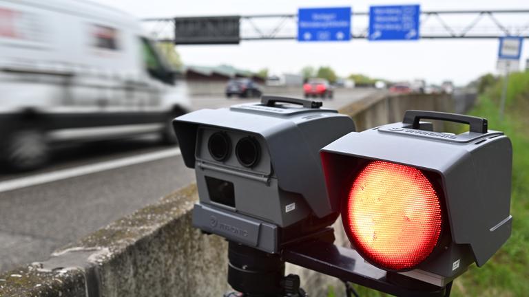 Eine mobile Geschwindigkeitsmessanlage der Autobahnpolizei Weinsberg steht am Rand der A6.