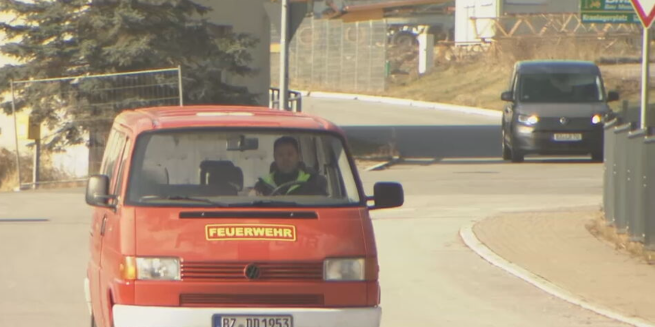 Vater Jens in seinem alten Feuerwehrauto