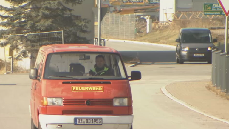 Vater Jens in seinem alten Feuerwehrauto