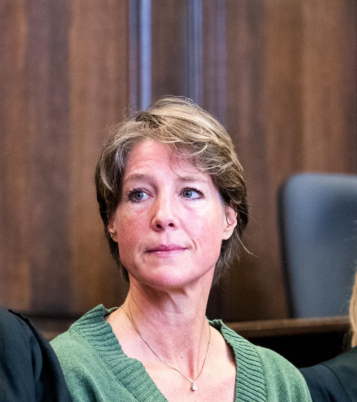 Christina Block (M), deutsche Gastronomin und Unternehmerin, sitzt im Landgericht im Prozess wegen mutmaßlicher Kindesentführung zwischen ihren Anwälten Ingo Bott (l) und Paula Wlodarek (r) im Gerichtssaal.