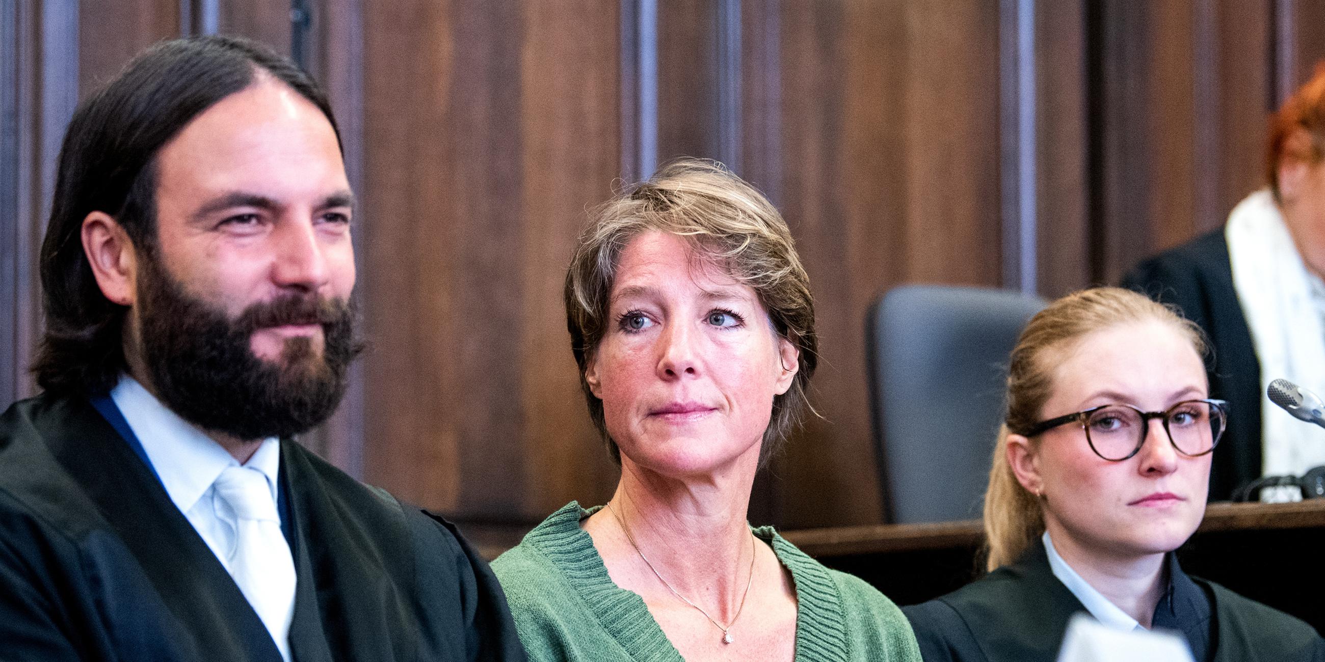 Christina Block (M), deutsche Gastronomin und Unternehmerin, sitzt im Landgericht im Prozess wegen mutmaßlicher Kindesentführung zwischen ihren Anwälten Ingo Bott (l) und Paula Wlodarek (r) im Gerichtssaal.