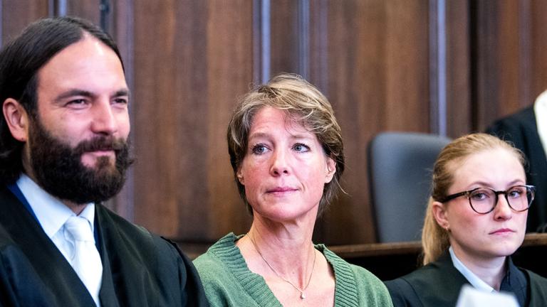 Christina Block (M), deutsche Gastronomin und Unternehmerin, sitzt im Landgericht im Prozess wegen mutmaßlicher Kindesentführung zwischen ihren Anwälten Ingo Bott (l) und Paula Wlodarek (r) im Gerichtssaal.