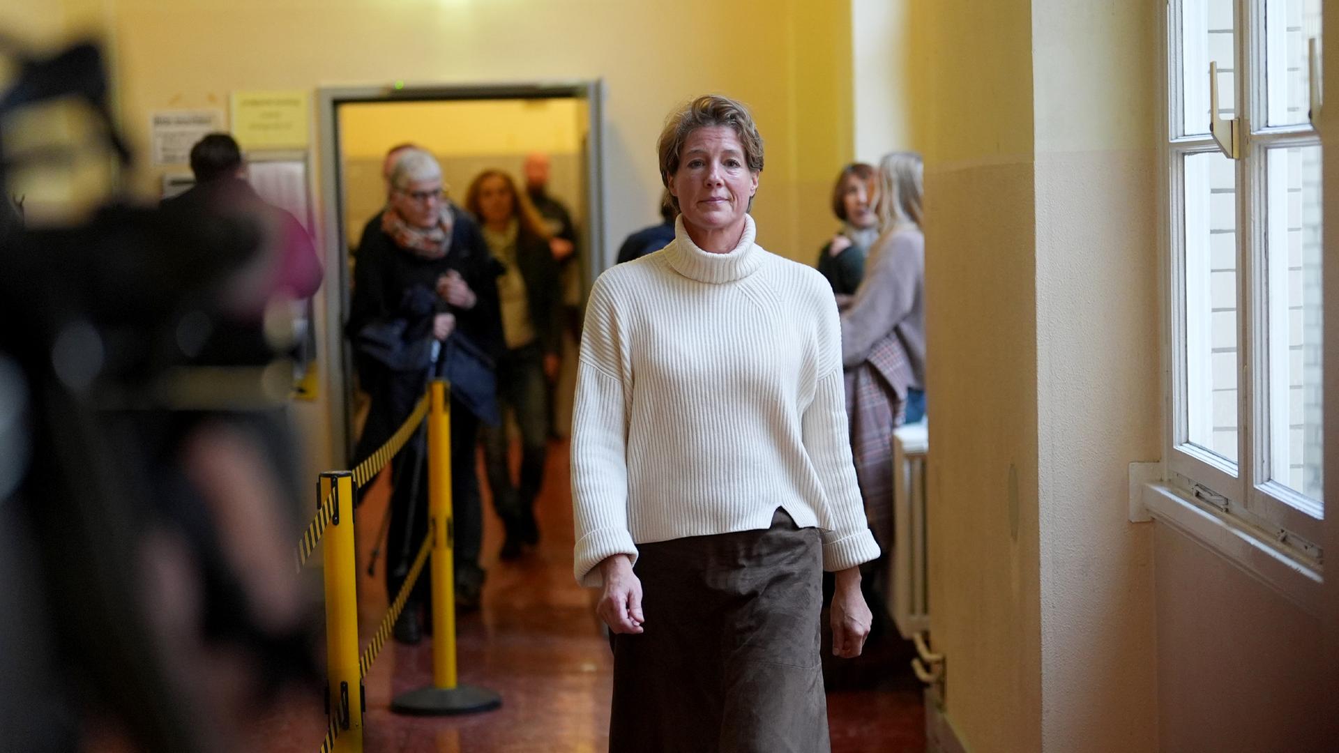 Christina Block verlässt in einer Pause im Prozess wegen mutmaßlicher Kindesentführung den Gerichtssaal im Landgericht Hamburg.