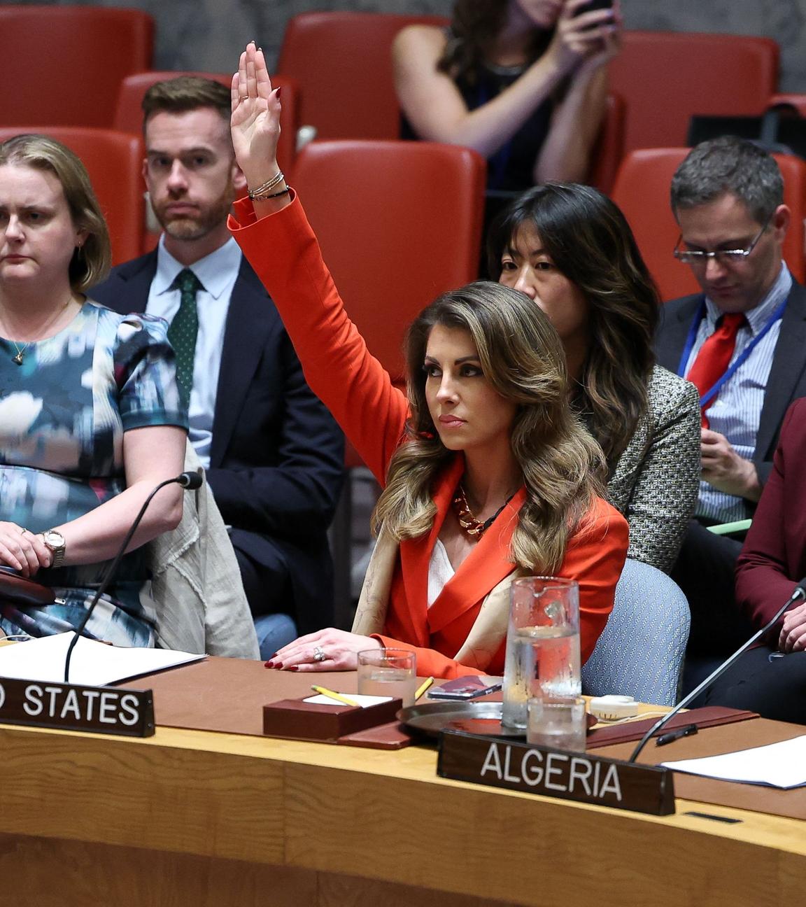 Die stellvertretende US-Nahostgesandte Morgan Ortagus (Mitte) hebt ihre Hand, um einen Resolutionsentwurf während einer Sitzung des UN-Sicherheitsrats zur Lage in Gaza im UN-Hauptquartier in New York am 18. 9. 2025 zu blockieren. 