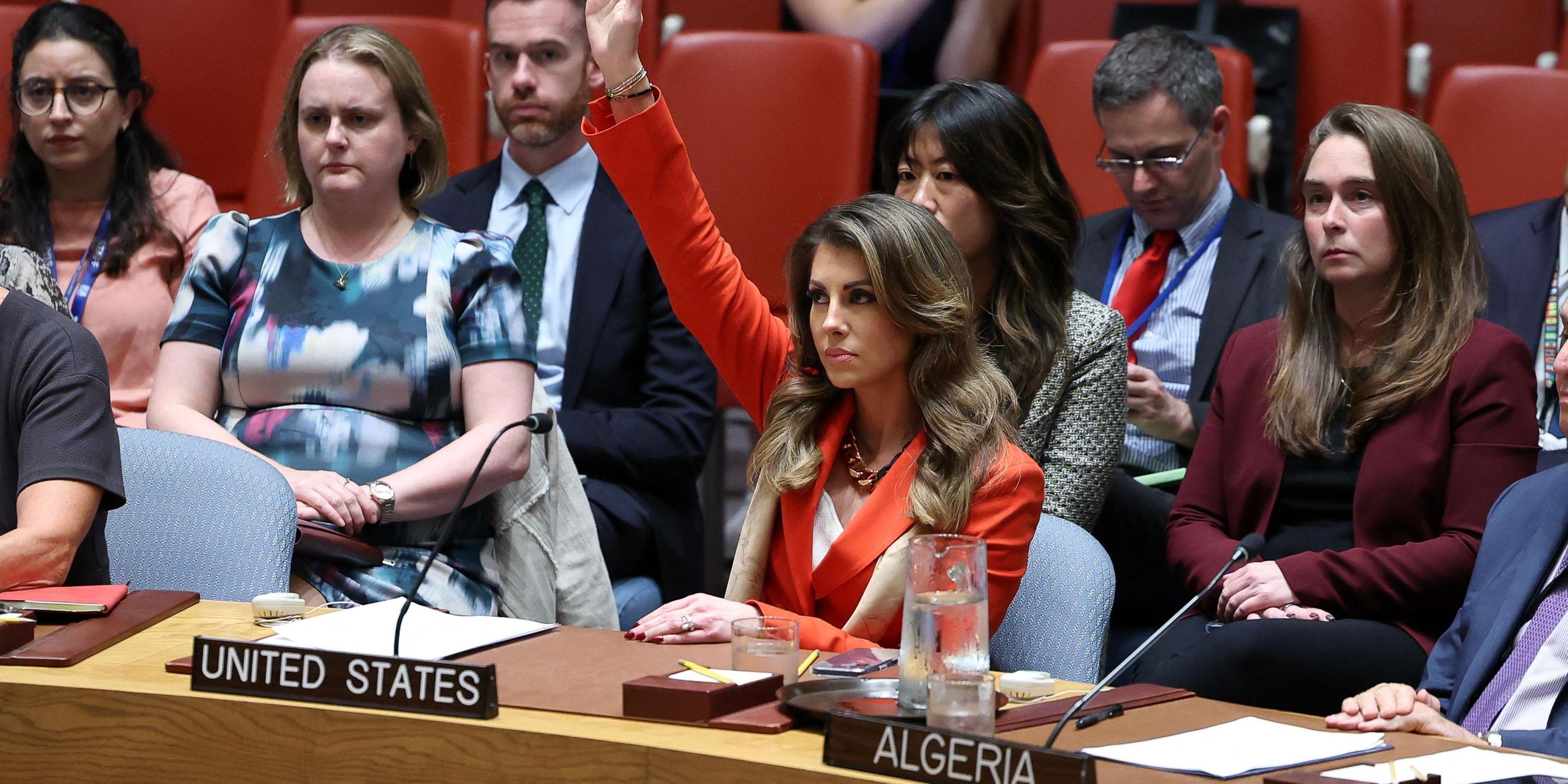 Die stellvertretende US-Nahostgesandte Morgan Ortagus (Mitte) hebt ihre Hand, um einen Resolutionsentwurf während einer Sitzung des UN-Sicherheitsrats zur Lage in Gaza im UN-Hauptquartier in New York am 18. 9. 2025 zu blockieren. 