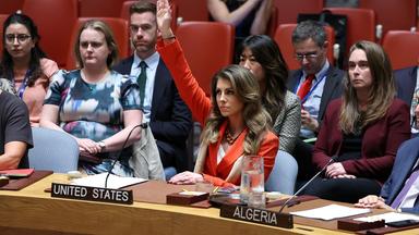 Die stellvertretende US-Nahostgesandte Morgan Ortagus (Mitte) hebt ihre Hand, um einen Resolutionsentwurf während einer Sitzung des UN-Sicherheitsrats zur Lage in Gaza im UN-Hauptquartier in New York am 18. 9. 2025 zu blockieren. 