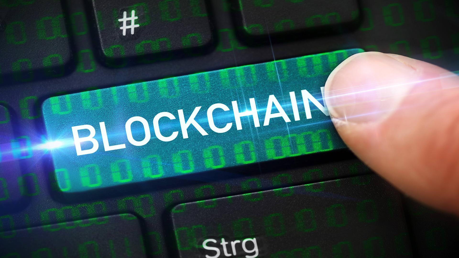 Computertaste mit der Aufschrift "Blockchain" 