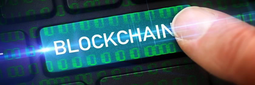 Computertaste mit der Aufschrift "Blockchain" 