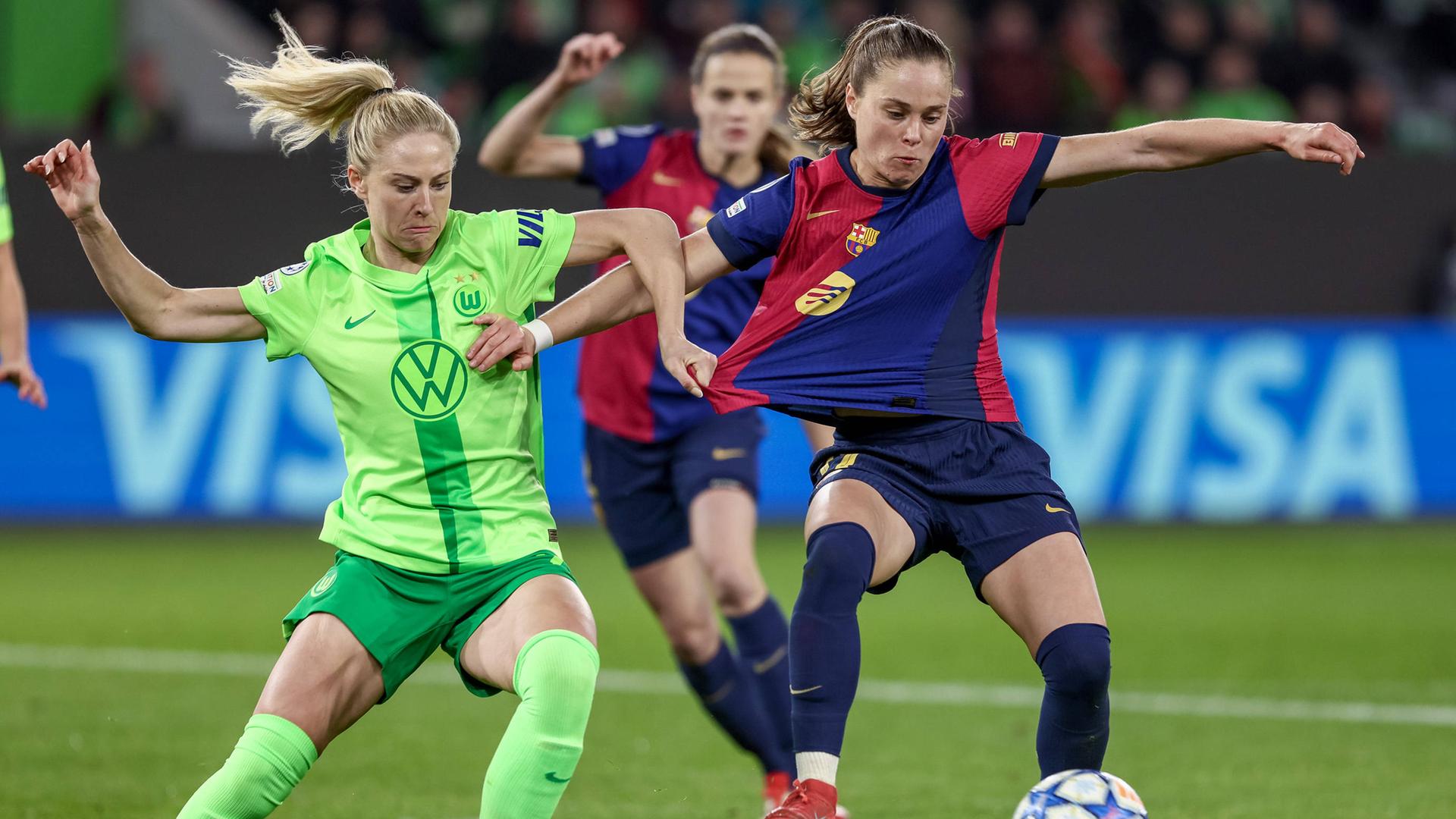 Rebecka Blomqvist Ewa Pajor im Zweikampf