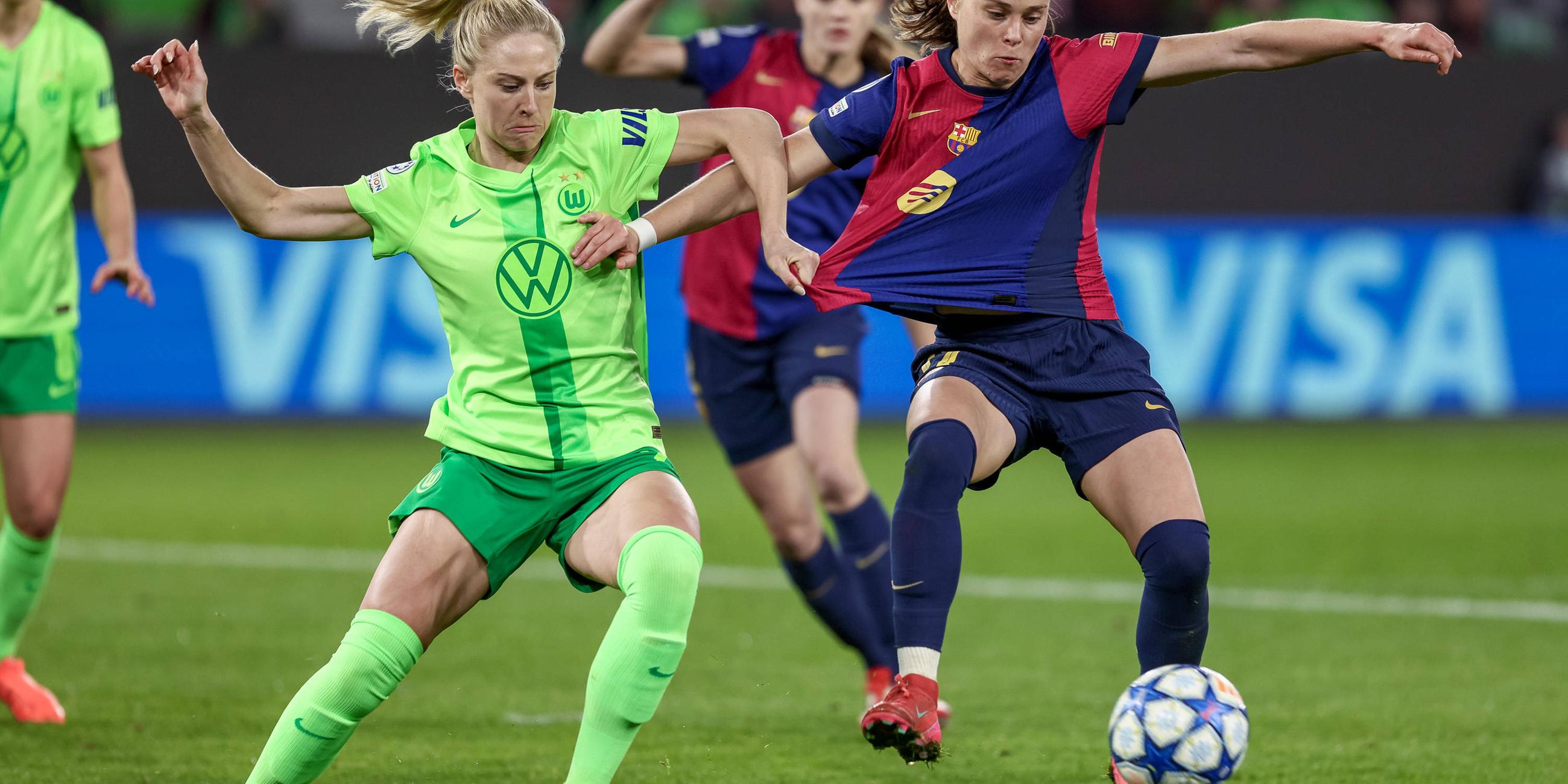 Rebecka Blomqvist Ewa Pajor im Zweikampf