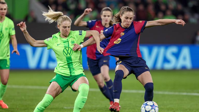 Rebecka Blomqvist Ewa Pajor im Zweikampf