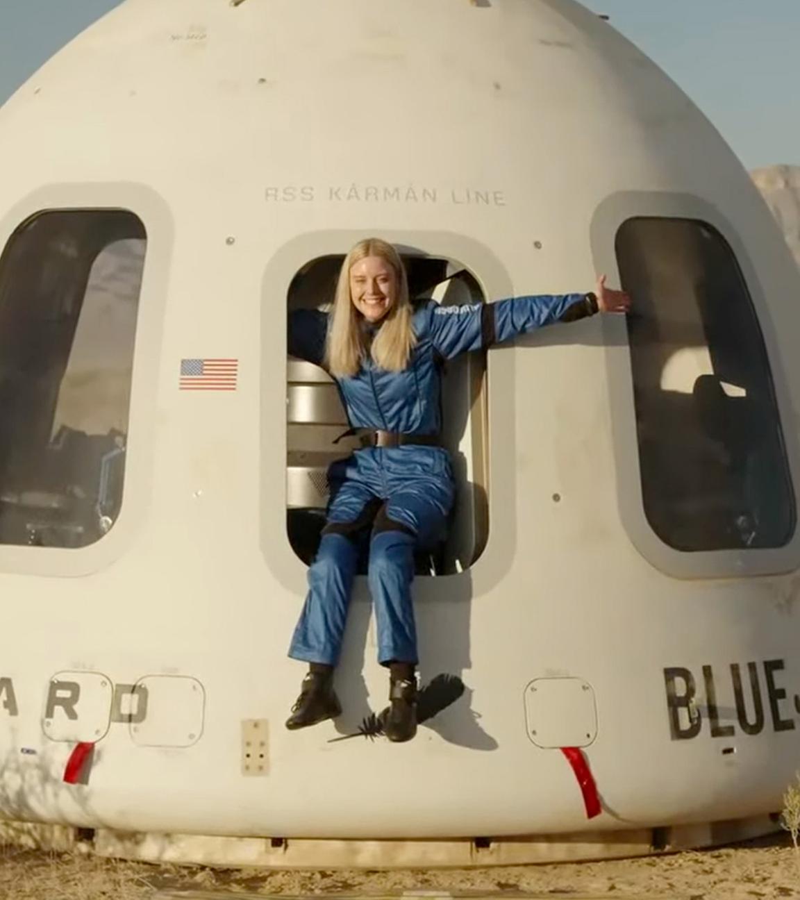 Michaela Benthaus nach der Landung der Blue-Origin-Kapsel in West Texas.