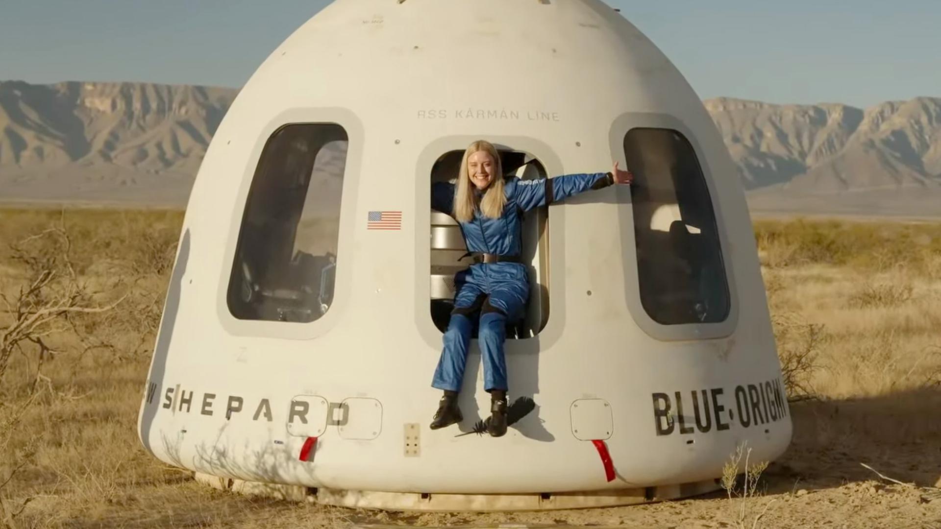 Michaela Benthaus nach der Landung der Blue-Origin-Kapsel in West Texas.