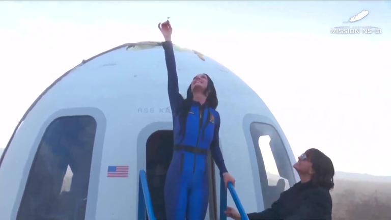 Sängerin Katy Perry nach ihrem Flug mit dem Raumschiff New Shepard NS-31 von Blue Origin.