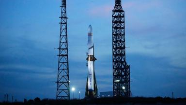Archiv:  Die Blue Origin New Glenn Rakete steht auf der Cape Canaveral Space Force Station in Cape Canaveral, Florida, zum Start bereit.