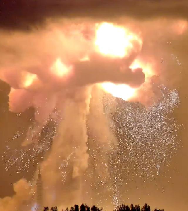 USA: Florida: Die Rakete des Raumfahrtunternehmens Blue Origin explodiert auf der Startrampe.
