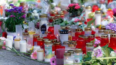 Blumen und Kerzen in Gedenken an die Opfer von Solingen liegen an einer Kirche