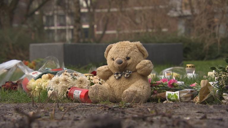 Blumen, Grablichter und Teddybär