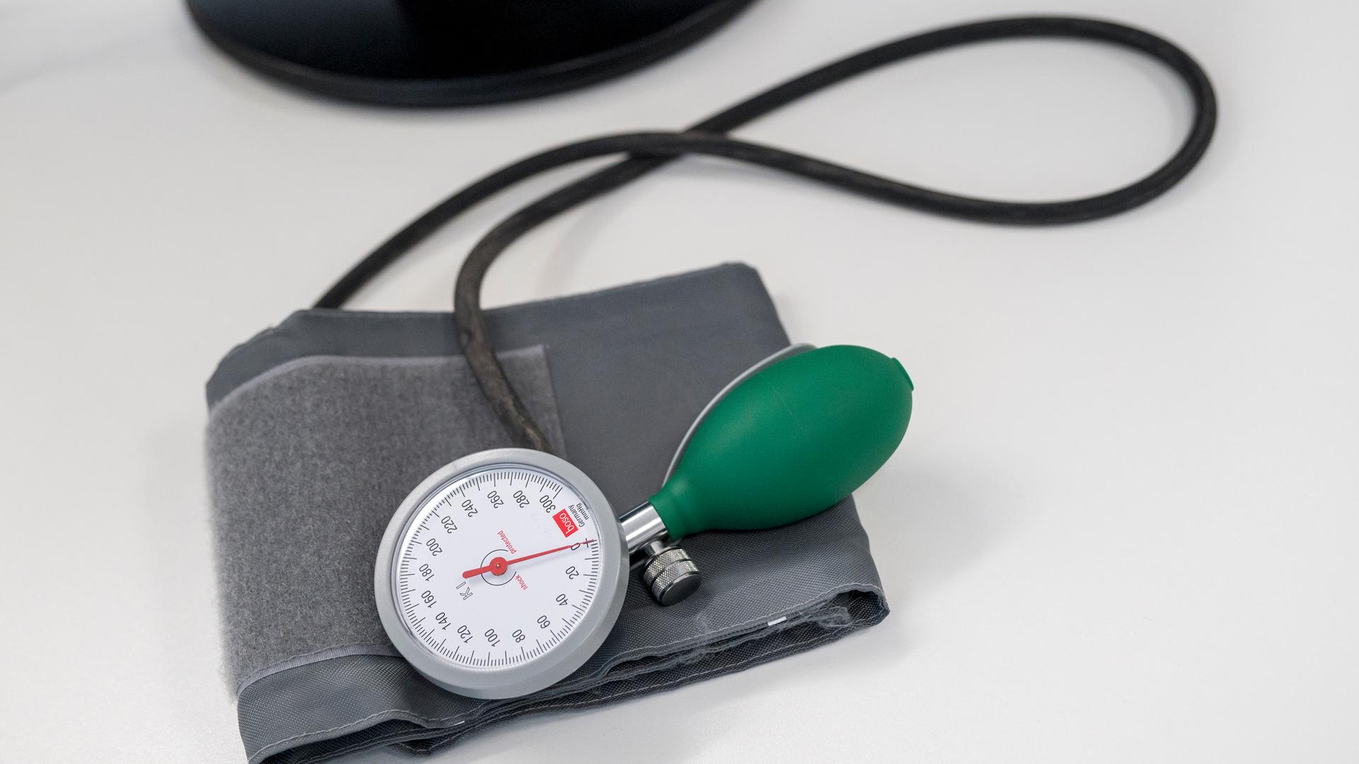 Ein Blutdruckmessgerät liegt auf einem Tisch.