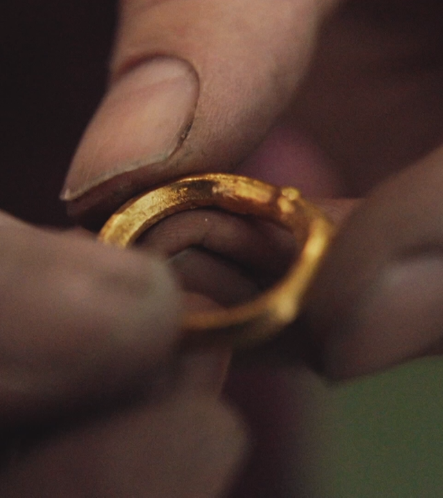 Goldener Ring in einer Hand