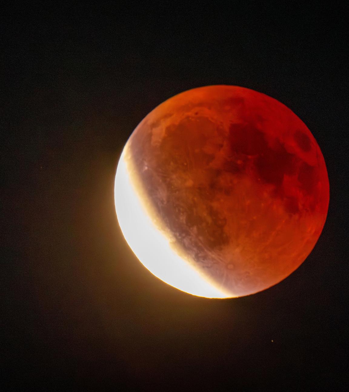 Totale Mondfinsternis sorgt für "Blutmond"