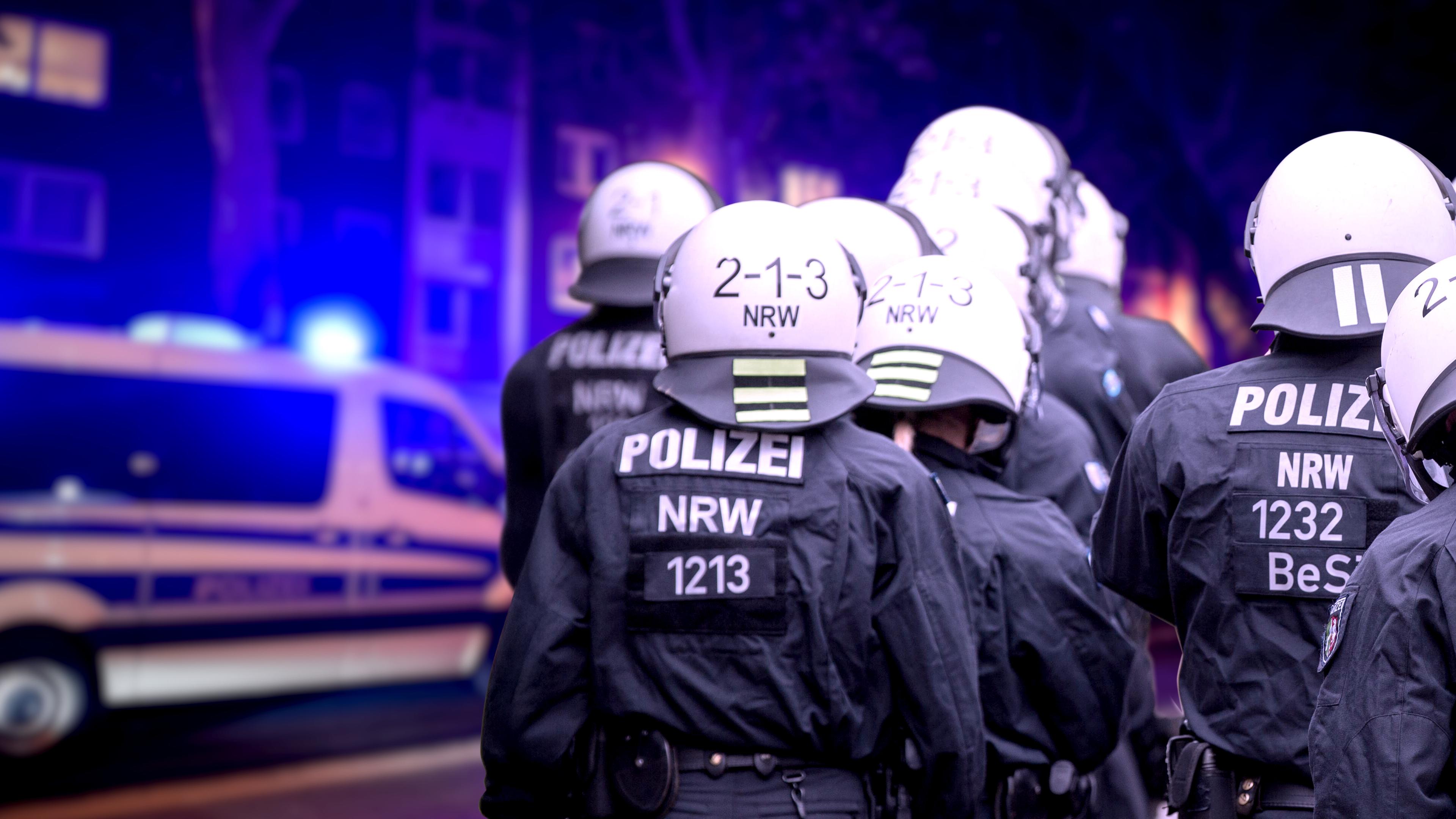 Nahaufnahme mehrerer Polizisten in NRW von hinten 