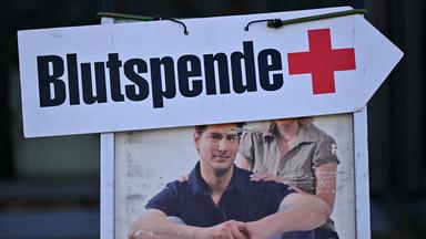 "Blutspende" steht auf dem Wegweiser zu einem Blutspendetermin.