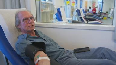 Ein älterer Mann spendet Blutplasma