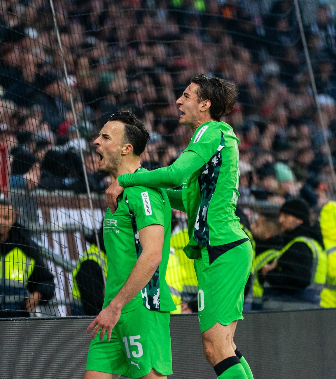 Haris Tabakovic bejubelt mit seinem Teamkollegen Florian Neuhaus das 0:1 für die Borussia aus Mönchengladbach vor der Gästekurve