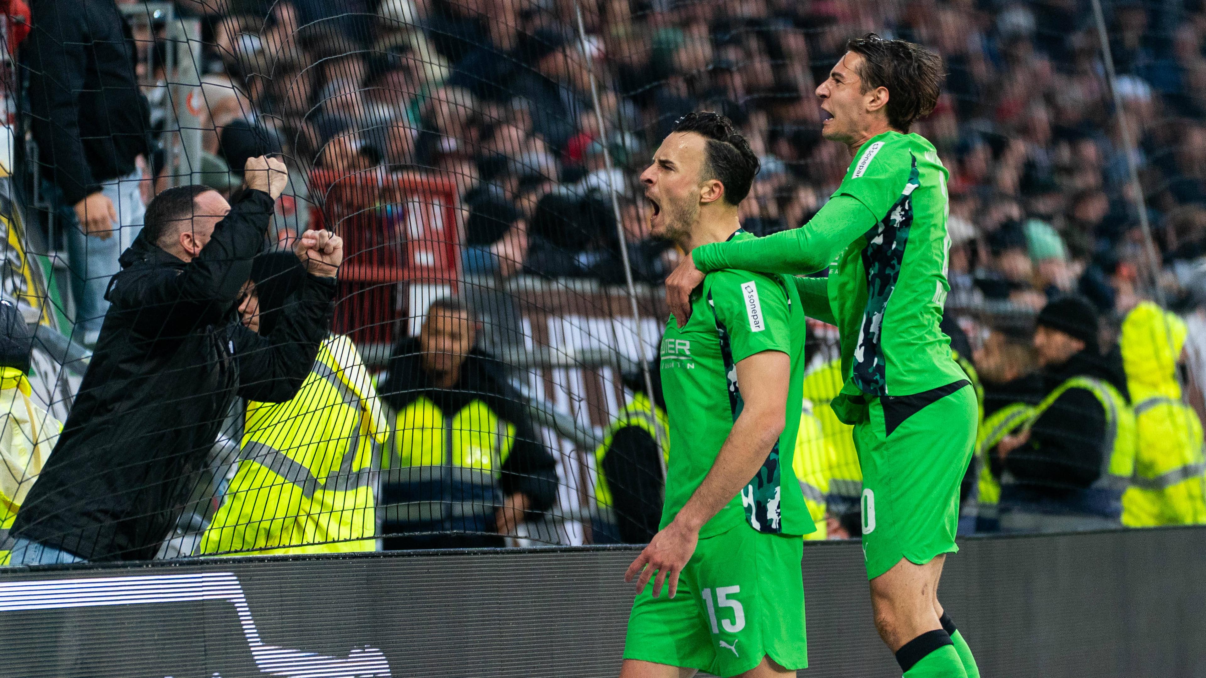 Haris Tabakovic bejubelt mit seinem Teamkollegen Florian Neuhaus das 0:1 für die Borussia aus Mönchengladbach vor der Gästekurve