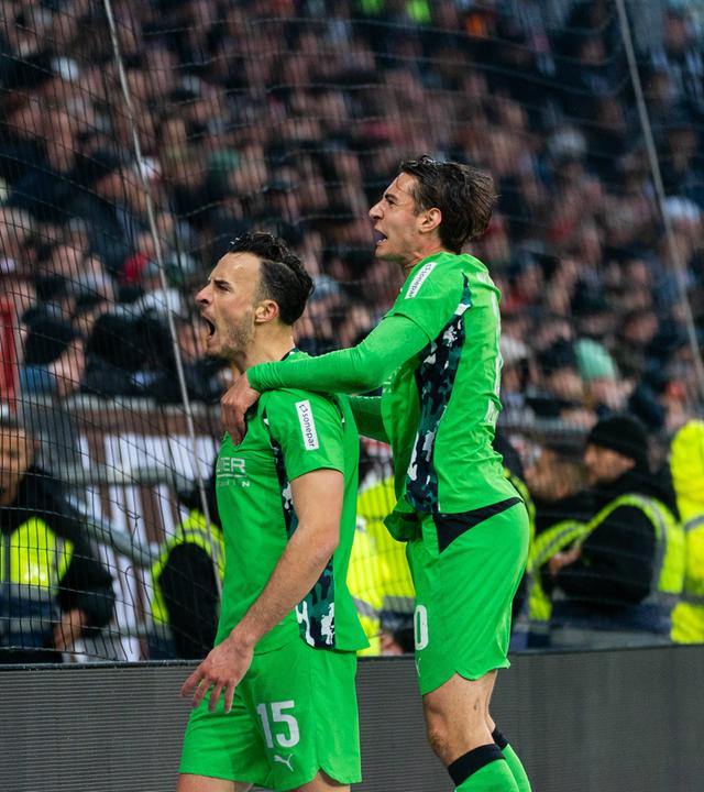 Haris Tabakovic bejubelt mit seinem Teamkollegen Florian Neuhaus das 0:1 für die Borussia aus Mönchengladbach vor der Gästekurve