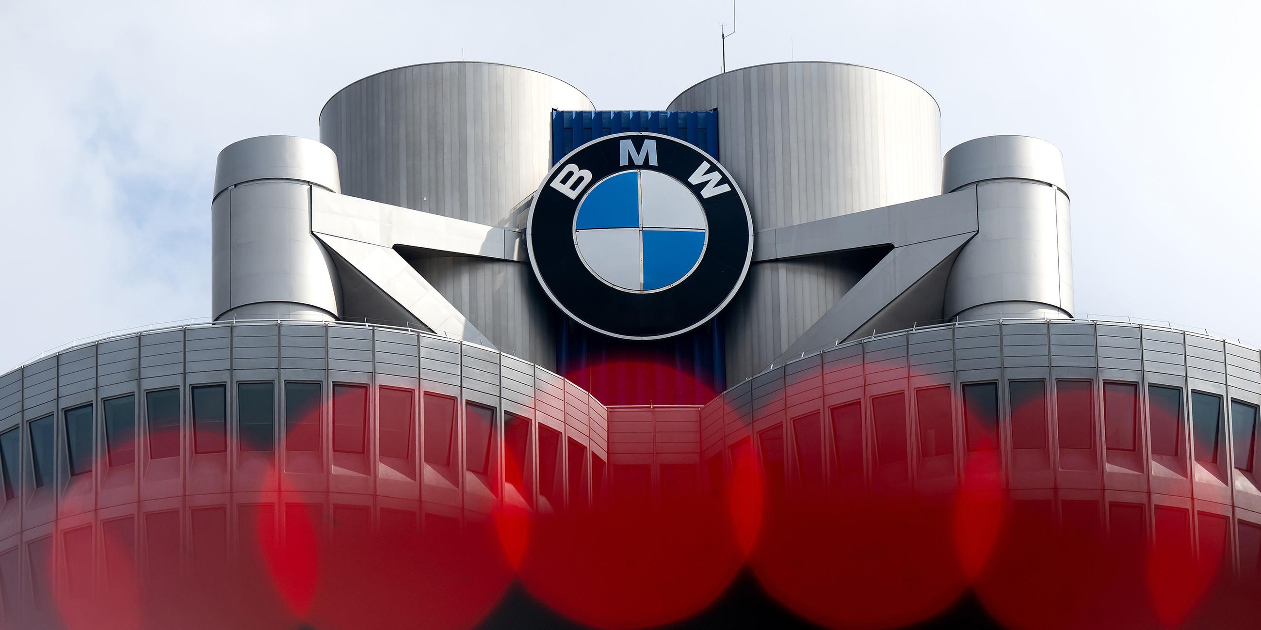 Das Markenlogo von BMW ist am BMW-Vierzylinder, Hauptverwaltungsgebäude, zu sehen