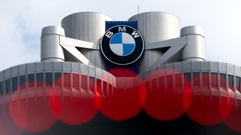 Das Markenlogo von BMW ist am BMW-Vierzylinder, Hauptverwaltungsgebäude, zu sehen