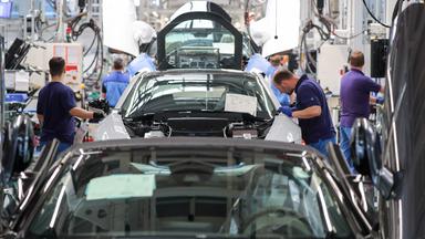 Mitarbeiter im BMW-Werk Leipzig arbeiten in der Montage des i8. 