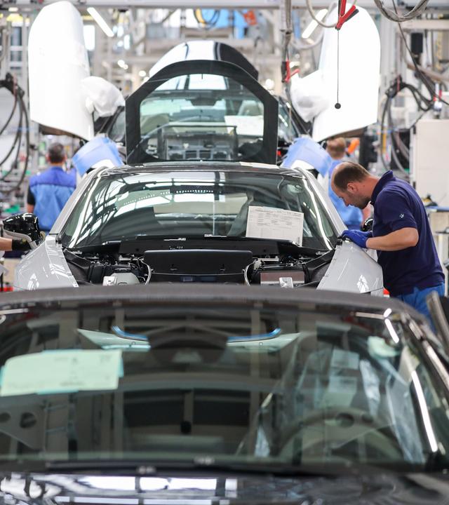 Mitarbeiter im BMW-Werk Leipzig arbeiten in der Montage des i8. 