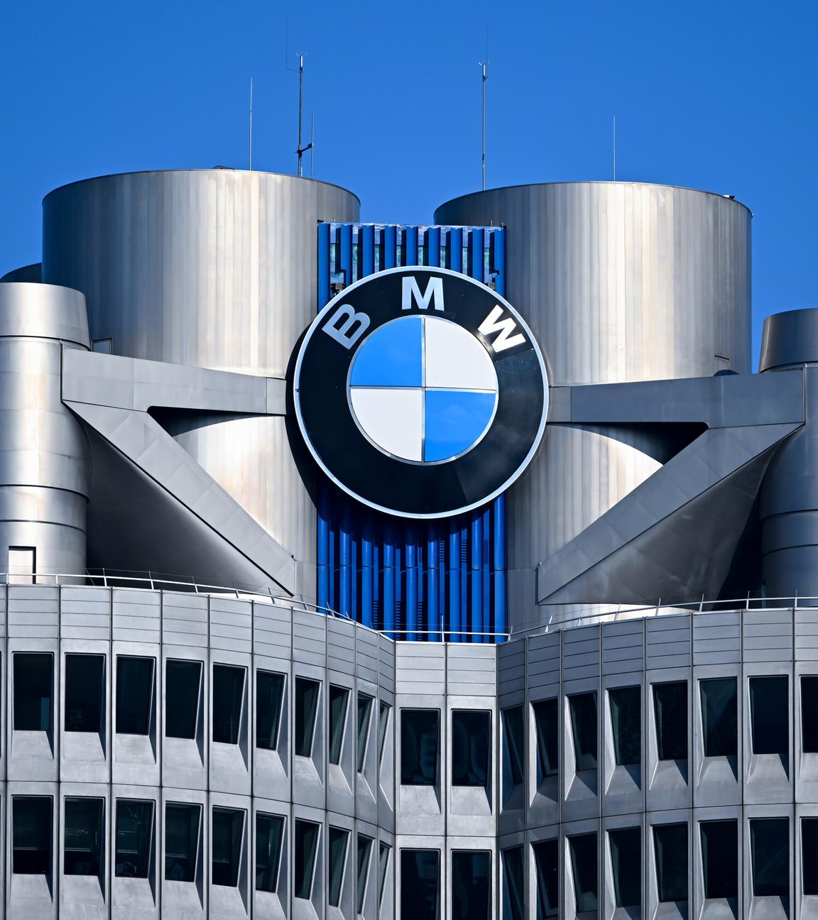 Das Markenlogo von BMW ist am BMW-Vierzylinder, auch BMW-Turm und BMW-Hochhaus genannt, Hauptverwaltungsgebäude und Wahrzeichen des Fahrzeugherstellers BMW, zu sehen. 