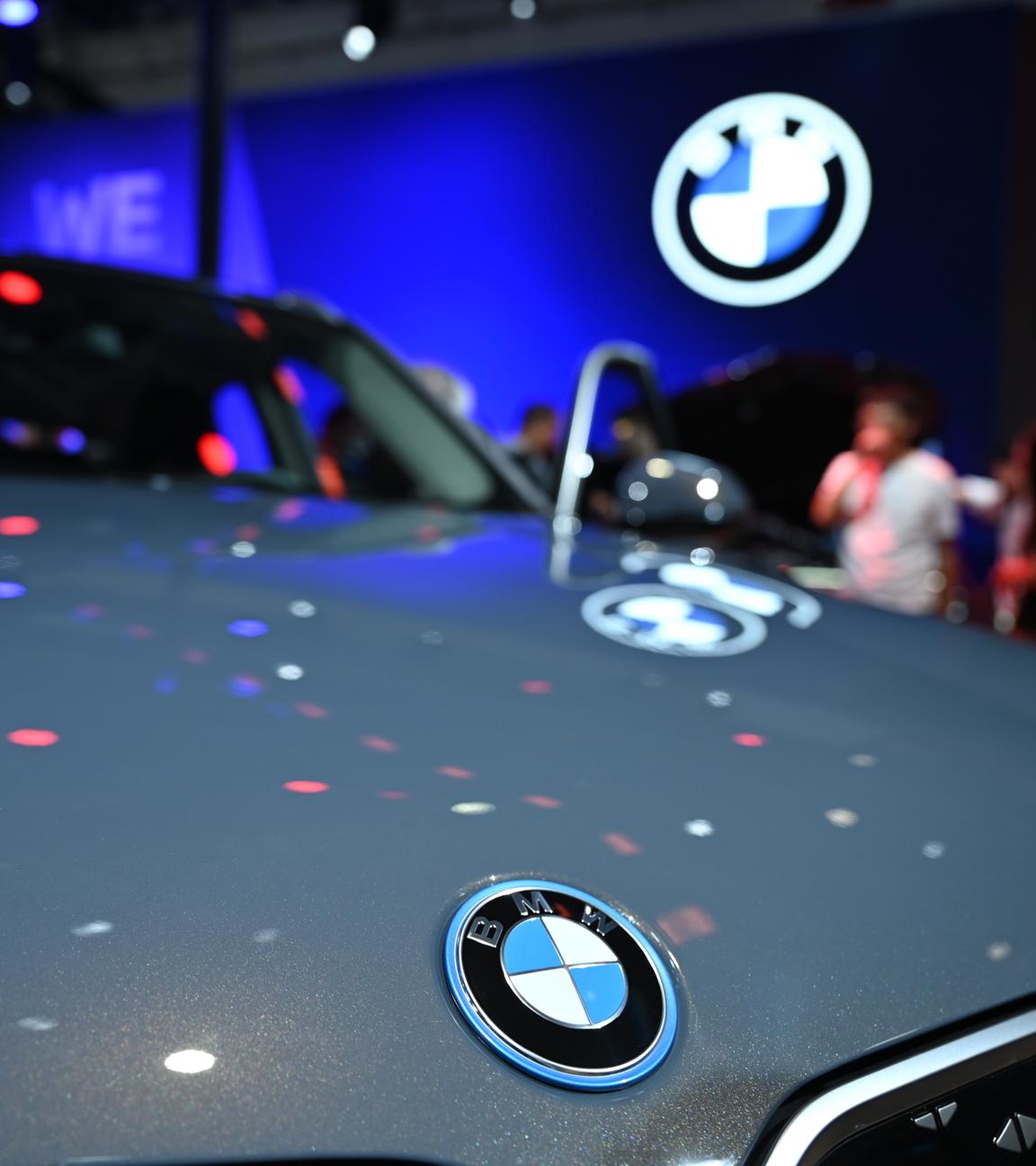 Das Logo von BMW prangt auf der Motorhaube eines BMW-Autos. 