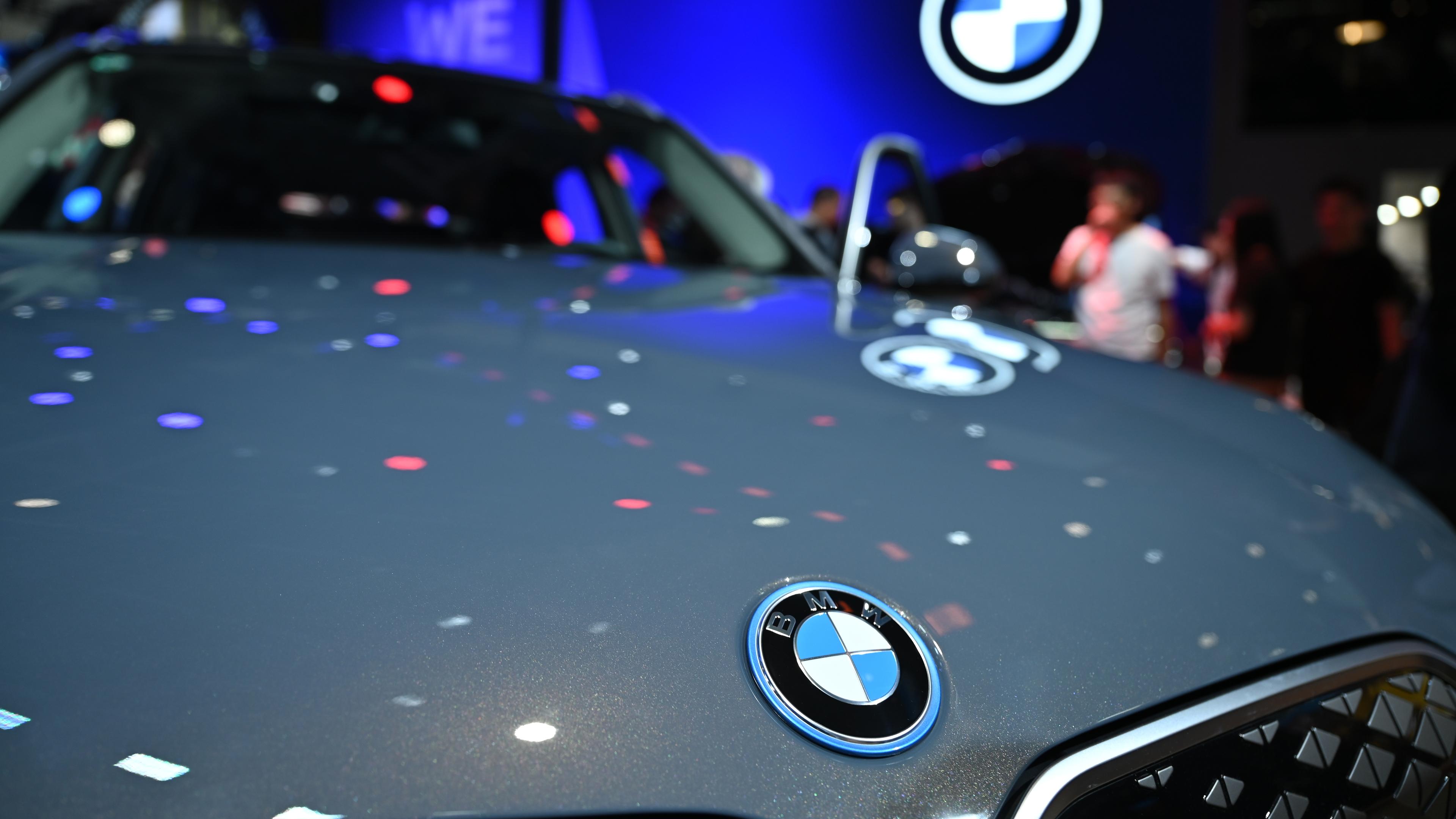 Das Logo von BMW prangt auf der Motorhaube eines BMW-Autos. 