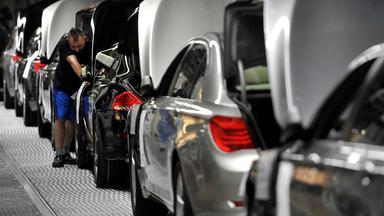 Ein Mitarbeiter arbeitet in Dingolfing im Werk des Automobilherstellers BMW, Archivbild