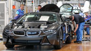 Mitarbeiter im BMW-Werk montieren einen elektrisch angetriebenen i8.