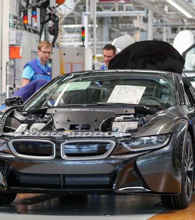 Mitarbeiter im BMW-Werk montieren einen elektrisch angetriebenen i8.