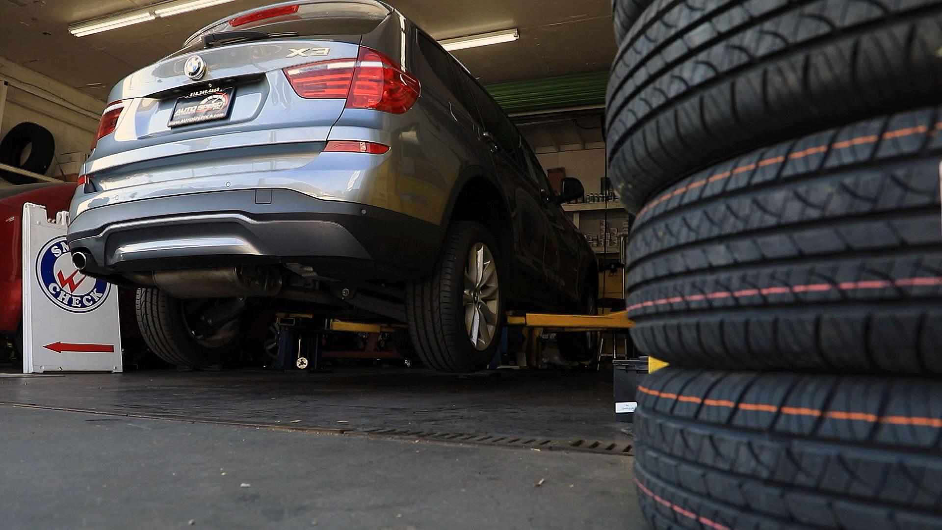 BMW X3 auf einer Hebebühne