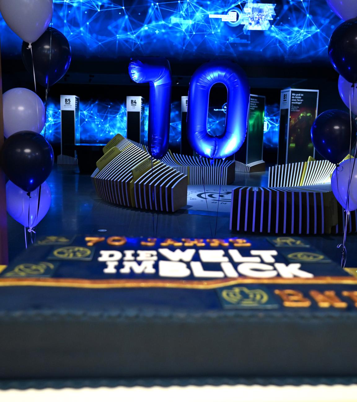  Die Geburtstagstorte zum 70. Geburtstag des Bundesnachrichtendienstes (BND) trägt den Schriftzug «70 Jahre die Welt im Blick, BND».